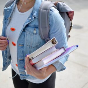 Solidaire pour les étudiants- étudiante avec des livres et un sac à dos