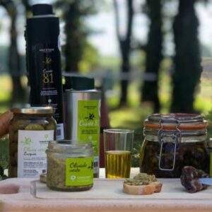 image de différents produits à base d'olives