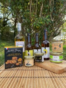 Tout les produits du Paquetas ! Bringuer sur une table devant un arbre