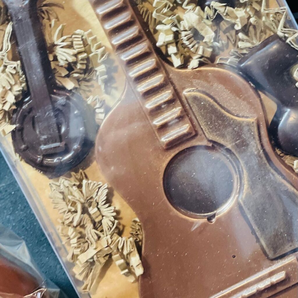 Chocolat dans un coffret en forme de guitare