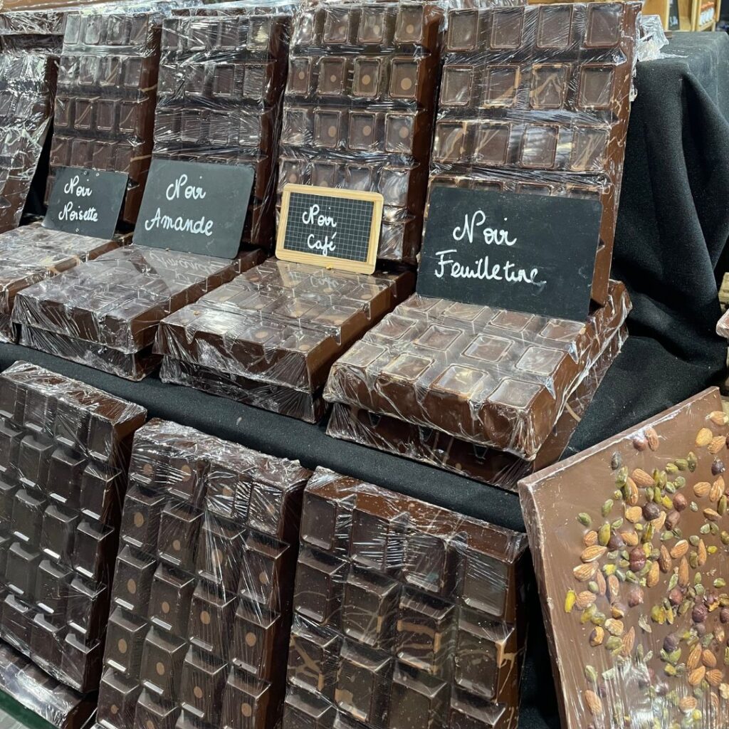 https://paquetas.caps-energy.fr/wp-content/uploads/2023/11/chocolat-cadeaux-de-noel-paniers-gourmands-1024x1024.jpg